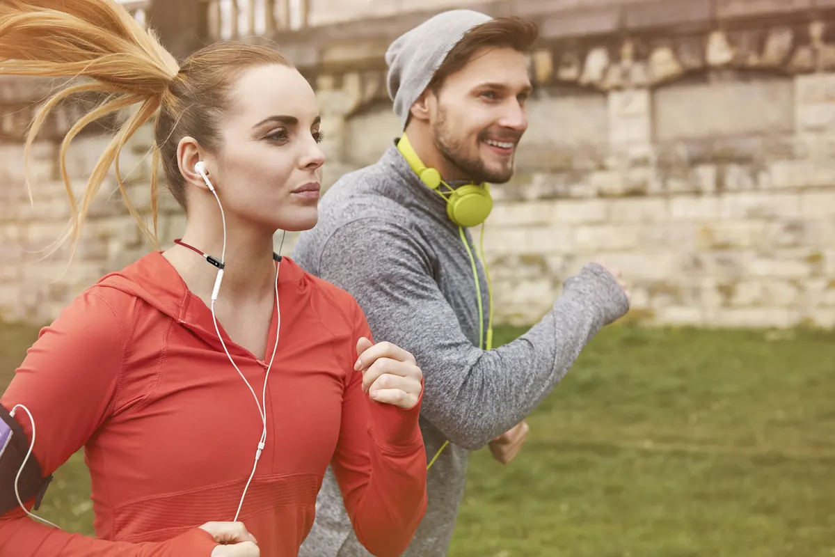 Joggeur portant le cordon SPARK, mains libres.